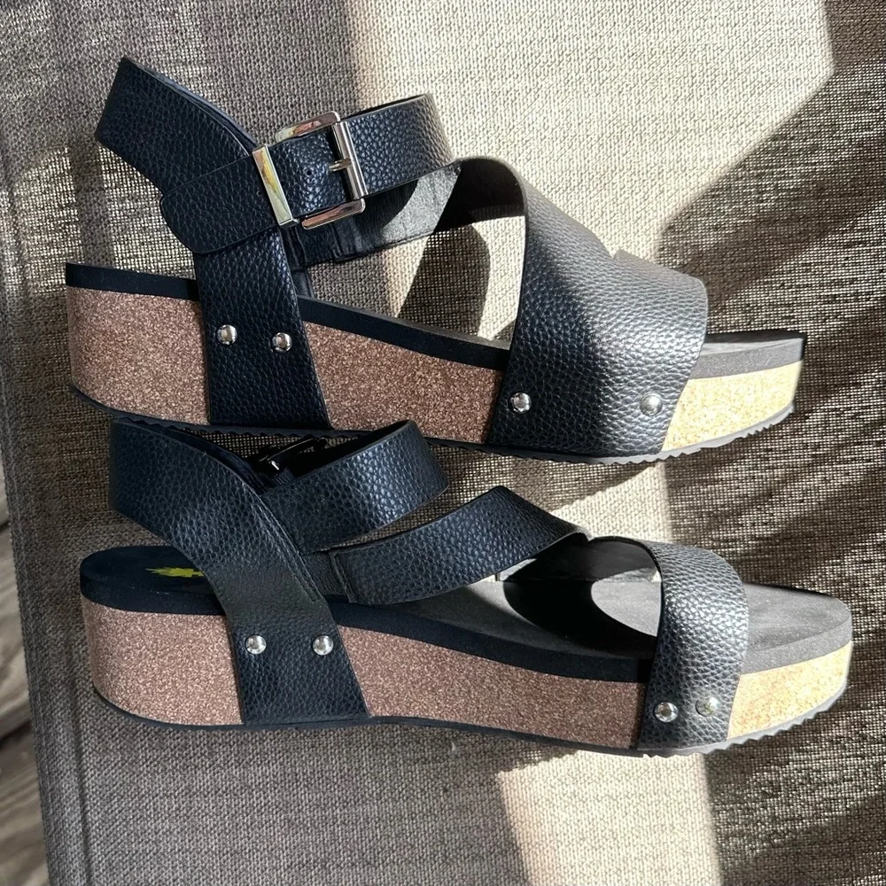 Volatile Black Sandals - Picture 3 of 6
